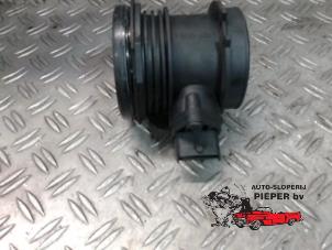 Gebruikte Luchtmassameter Kia Sorento I (JC) 3.5 V6 24V Prijs op aanvraag aangeboden door Autosloperij Pieper BV