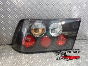 Begagnade Baklykta, vänster Opel Calibra 2.5 V6 24V Pris € 26,25 Marginaltabell erbjuds av Autosloperij Pieper BV