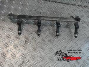 Begagnade Bränsleinsprutningsmunstycke Chevrolet Captiva (C100) 2.4 16V 4x2 Pris på förfrågan erbjuds av Autosloperij Pieper BV