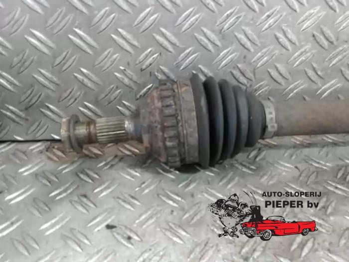 Drivaxel, vänster fram från en Peugeot 306 (7A/C/S) 1.6i XR,XT,ST 2001