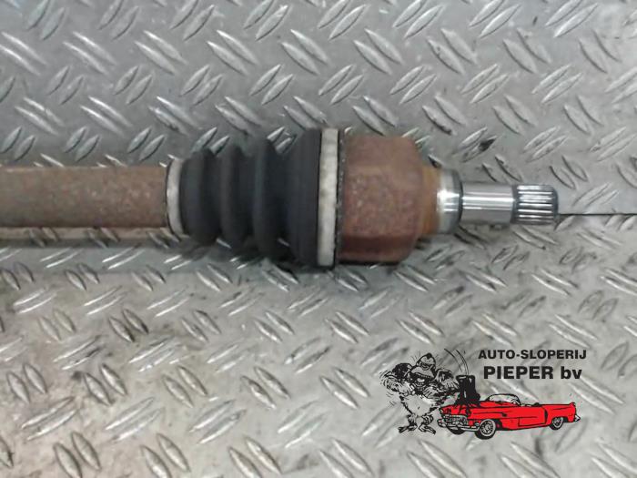 Drivaxel, vänster fram från en Peugeot 306 (7A/C/S) 1.6i XR,XT,ST 2001