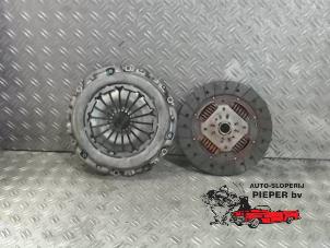 Używane Zestaw sprzegla (kompletny) Ford Transit Connect 1.8 TDdi LWB Euro 4 Cena na żądanie oferowane przez Autosloperij Pieper BV