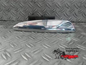 Używane Uchwyt drzwi lewych tylnych wersja 4-drzwiowa Fiat Croma (194) 2.2 MPI 16V Cena na żądanie oferowane przez Autosloperij Pieper BV