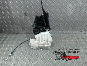 Begagnade Dörrlåsmekanism, 4-dörrars, höger fram Mercedes B (W245) 2.0 B-180 CDI 16V Pris på förfrågan erbjuds av Autosloperij Pieper BV