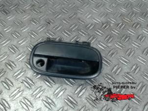 Gebruikte Portiergreep 2Deurs rechts Suzuki Alto (SH410) 1.0 GA,GL Prijs op aanvraag aangeboden door Autosloperij Pieper BV