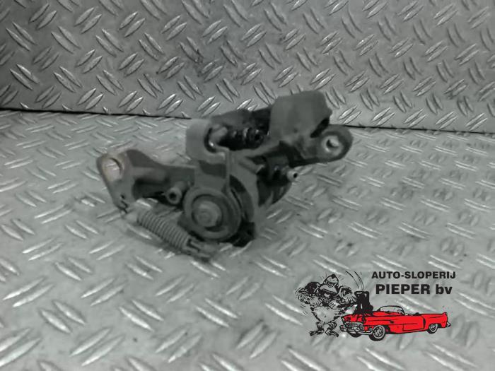 Remklauw (Tang) links-achter van een Opel Zafira Tourer (P12) 1.6 CDTI 16V ecoFLEX 136 2015