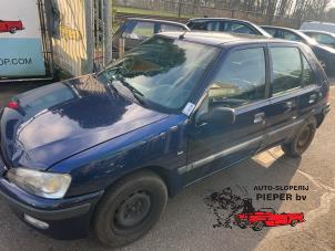 Używane Mechanizm blokady drzwi lewych wersja 2-drzwiowa Peugeot 106 II 1.1 XN,XR,XT,Accent Cena € 35,00 Procedura marży oferowane przez Autosloperij Pieper BV