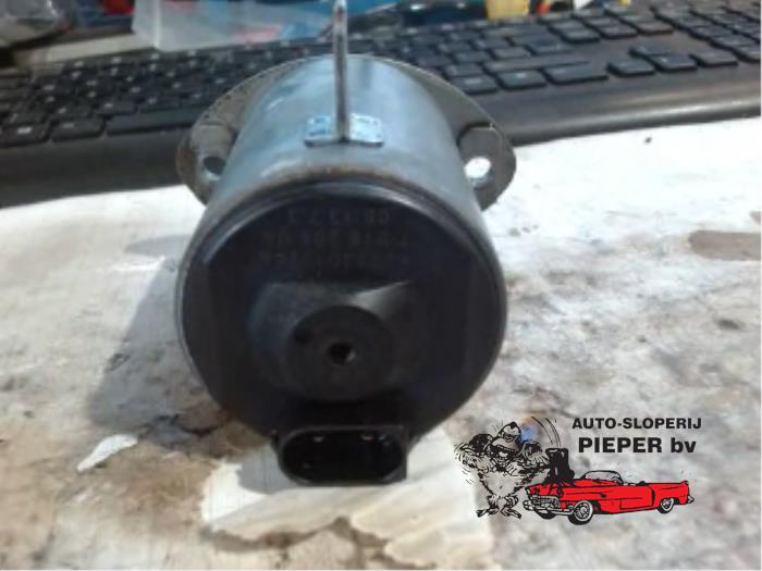 Nokkenas Verstelling van een BMW 5 serie (E60) 523i 24V 2005