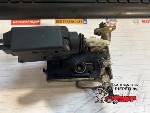 Używane Mechanizm blokady drzwi lewych wersja 2-drzwiowa Peugeot 106 II 1.4 XN,XR,XS,XT Cena na żądanie oferowane przez Autosloperij Pieper BV
