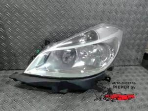 Gebruikte Koplamp links Renault Clio III (BR/CR) 1.2 16V 75 Prijs op aanvraag aangeboden door Autosloperij Pieper BV