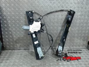 Używane Mechanizm szyby prawej przedniej wersja 4-drzwiowa Ford Focus 3 Wagon 1.0 Ti-VCT EcoBoost 12V 125 Cena € 52,50 Procedura marży oferowane przez Autosloperij Pieper BV