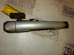 Begagnade Dörrhandtag, 4-dörrars, höger bak Renault Laguna II (BG) 1.8 16V Pris på förfrågan erbjuds av Zelissen V.O.F. autodemontage