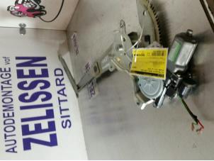 Gebruikte Ruitmechaniek 4Deurs links-voor Nissan Pixo (D31S) 1.0 12V Prijs € 42,00 Margeregeling aangeboden door Zelissen V.O.F. autodemontage