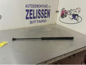 Begagnade Gasfjäder, höger bak Peugeot 206 (2A/C/H/J/S) 1.4 XR,XS,XT,Gentry Pris € 15,75 Marginaltabell erbjuds av Zelissen V.O.F. autodemontage