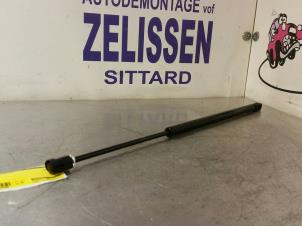 Begagnade Gasfjäder, vänster bak Volkswagen Golf VII (AUA) 2.0 TDI 16V Pris € 15,75 Marginaltabell erbjuds av Zelissen V.O.F. autodemontage