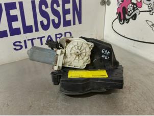 Gebruikte Portierslot Mechaniek 4Deurs links-achter BMW 7 serie (E65/E66/E67) 735i,Li 3.6 V8 32V Prijs € 105,00 Margeregeling aangeboden door Zelissen V.O.F. autodemontage