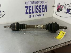 Gebruikte Aandrijfas links-voor Peugeot 206 SW (2E/K) 1.6 16V Prijs € 42,00 Margeregeling aangeboden door Zelissen V.O.F. autodemontage