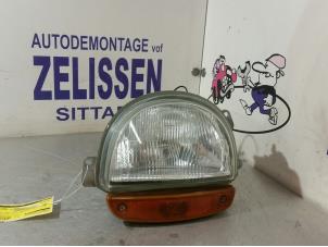 Gebruikte Linker Koplamp Renault Twingo (C06) 1.2 SPi Phase I Prijs € 31,50 Margeregeling aangeboden door Zelissen V.O.F. autodemontage