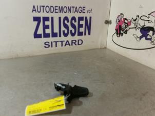 Gebruikte Motorkap hendel Renault Twingo II (CN) 1.2 16V LEV Prijs € 15,75 Margeregeling aangeboden door Zelissen V.O.F. autodemontage