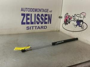 Gebruikte Gasdemper rechts-achter Renault Laguna II (BG) 2.0 16V Prijs € 10,50 Margeregeling aangeboden door Zelissen V.O.F. autodemontage