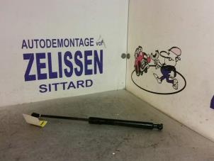 Gebruikte Kofferdekseldemper rechts-achter Peugeot 207 SW (WE/WU) 1.4 16V Vti Prijs € 15,75 Margeregeling aangeboden door Zelissen V.O.F. autodemontage