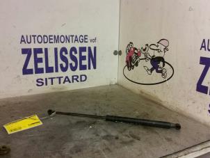 Gebruikte Gasdemper Motorkap rechts Ford Ka II 1.2 Prijs € 15,75 Margeregeling aangeboden door Zelissen V.O.F. autodemontage