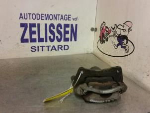 Begagnade Främre bromsok, vänster Toyota Corolla (E11) 1.6 16V Pris € 31,50 Marginaltabell erbjuds av Zelissen V.O.F. autodemontage