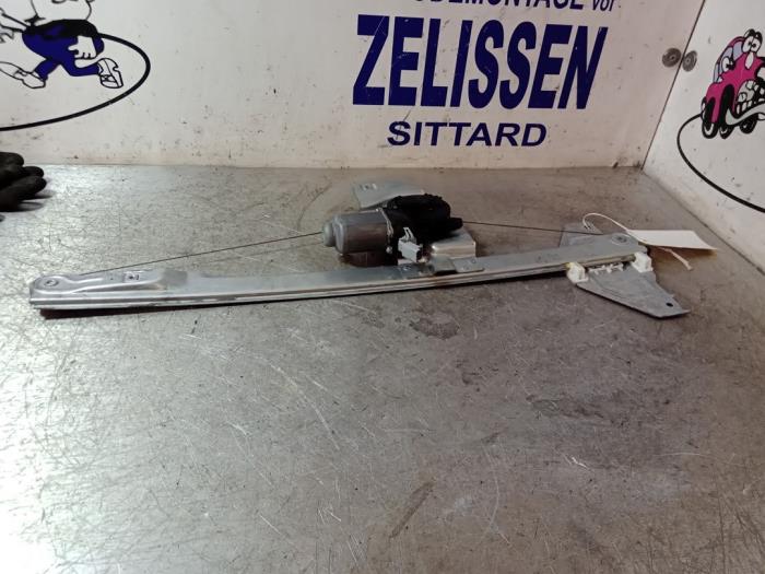 Fönstermekanism, 2-dörrars, höger fram från en Peugeot Partner Tepee (7A/B/C/D/E/F/G/J/P/S) 1.6 HDiF 90 16V Phase 1 2011
