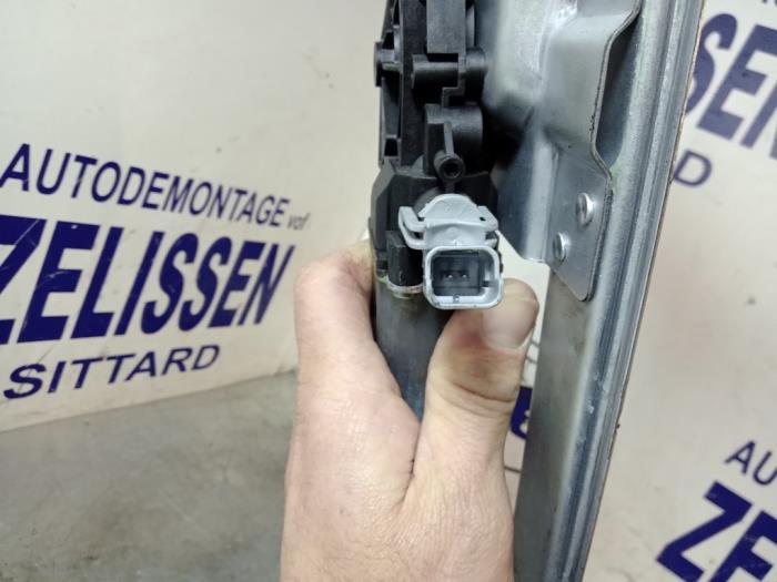 Fönstermekanism, 2-dörrars, höger fram från en Peugeot Partner Tepee (7A/B/C/D/E/F/G/J/P/S) 1.6 HDiF 90 16V Phase 1 2011