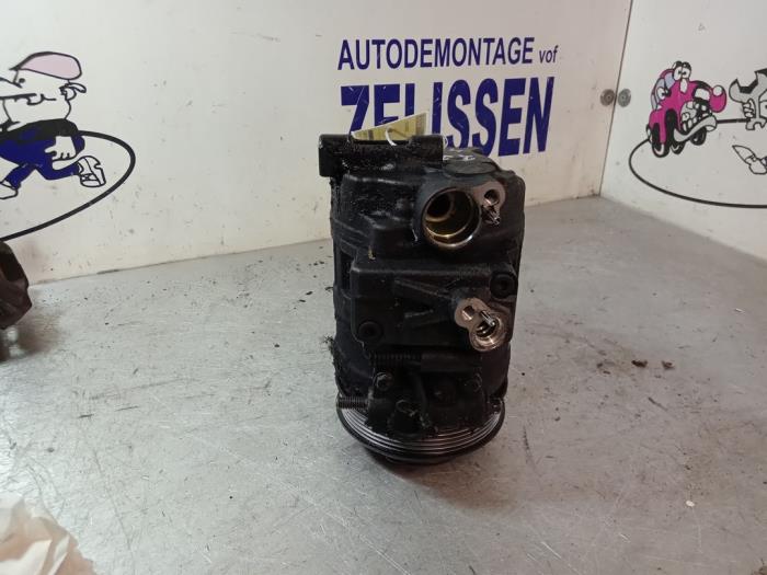 Luftkonditioneringspump från en Mercedes-Benz ML I (163) 270 2.7 CDI 20V 2001