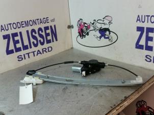 Begagnade Fönstermekanism för bakre dörr, 4-dörrars, vänster Mazda 2 (DE) 1.3 16V S-VT Pris € 42,00 Marginaltabell erbjuds av Zelissen V.O.F. autodemontage