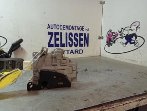 Begagnade Dörrlåsmekanism, 2-dörrars, höger Volkswagen Eos (1F7/F8) 1.6 FSI 16V Pris € 78,75 Marginaltabell erbjuds av Zelissen V.O.F. autodemontage