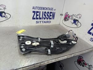 Używane Mechanizm szyby lewej tylnej wersja 2-drzwiowa Peugeot 207 CC (WB) 1.6 16V Cena € 99,75 Procedura marży oferowane przez Zelissen V.O.F. autodemontage