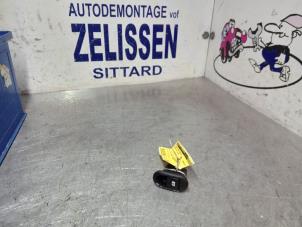 Używane Przelacznik elektrycznej szyby Peugeot 1007 (KM) 1.4 Cena € 10,50 Procedura marży oferowane przez Zelissen V.O.F. autodemontage