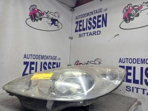 Używane Reflektor lewy Peugeot 1007 (KM) 1.4 16V Cena € 68,25 Procedura marży oferowane przez Zelissen V.O.F. autodemontage