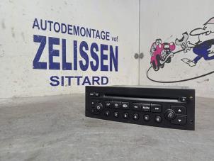 Gebruikte Radio CD Speler Peugeot 1007 (KM) 1.4 16V Prijs € 31,50 Margeregeling aangeboden door Zelissen V.O.F. autodemontage