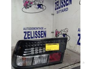 Begagnade Baklykta, vänster Opel Calibra 2.0i 16V Ecotec Pris € 26,25 Marginaltabell erbjuds av Zelissen V.O.F. autodemontage