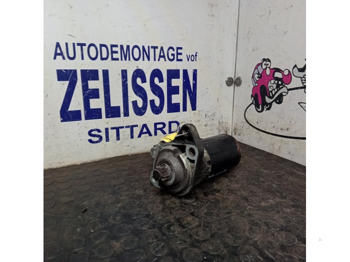 Startmotor från en Volkswagen Golf IV (1J1) 2.0 2002