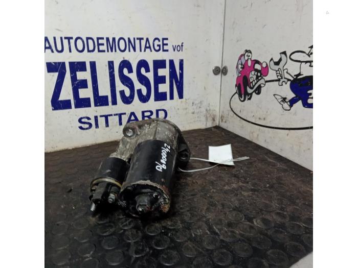 Startmotor från en Volkswagen Golf IV (1J1) 2.0 2002