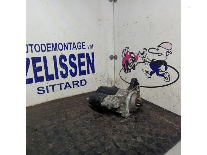 Startmotor från en Volkswagen Golf IV (1J1) 2.0 2002