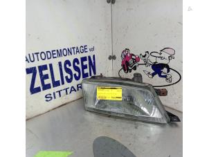 Gebruikte Koplamp rechts Suzuki Baleno (GC/GD) 1.6 16V Prijs € 21,00 Margeregeling aangeboden door Zelissen V.O.F. autodemontage