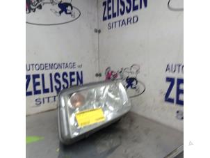 Gebruikte Linker Koplamp Volkswagen Bora (1J2) 2.0 Prijs € 36,75 Margeregeling aangeboden door Zelissen V.O.F. autodemontage