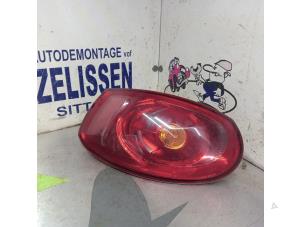 Begagnade Baklykta, vänster Fiat Bravo (198A) 1.4 16V Pris € 47,25 Marginaltabell erbjuds av Zelissen V.O.F. autodemontage