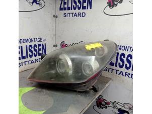 Gebruikte Koplamp links Opel Astra H (L48) 1.6 16V Twinport Prijs € 99,75 Margeregeling aangeboden door Zelissen V.O.F. autodemontage