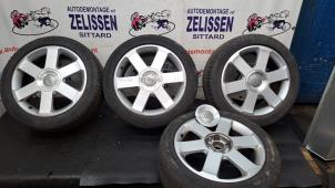 Używane Zestaw felg sportowych + opony zimowe Audi A4 Cabriolet (B6) 3.0 V6 30V Quattro Cena € 393,75 Procedura marży oferowane przez Zelissen V.O.F. autodemontage