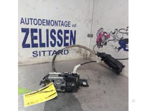 Begagnade Dörrlåsmekanism, 2-dörrars, höger Citroen Berlingo 1.6 BlueHDI 75 Pris € 47,25 Marginaltabell erbjuds av Zelissen V.O.F. autodemontage