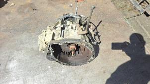 Gebruikte Versnellingsbak Renault Trafic New (FL) 1.9 dCi 82 16V Prijs € 525,00 Margeregeling aangeboden door Zelissen V.O.F. autodemontage