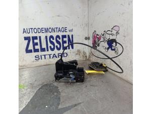 Begagnade Dörrlåsmekanism, 2-dörrars, vänster Renault Trafic New (FL) 1.9 dCi 82 16V Pris € 47,25 Marginaltabell erbjuds av Zelissen V.O.F. autodemontage