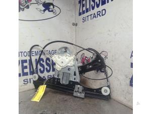 Gebruikte Raammechaniek 4Deurs links-voor Mercedes C Sportcoupé (C203) 2.0 C-200K 16V Prijs € 52,50 Margeregeling aangeboden door Zelissen V.O.F. autodemontage