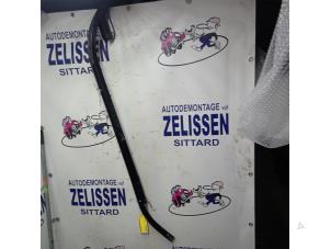 Begagnade Skena, skjutdörr, vänster Peugeot 1007 (KM) 1.4 Pris € 78,75 Marginaltabell erbjuds av Zelissen V.O.F. autodemontage